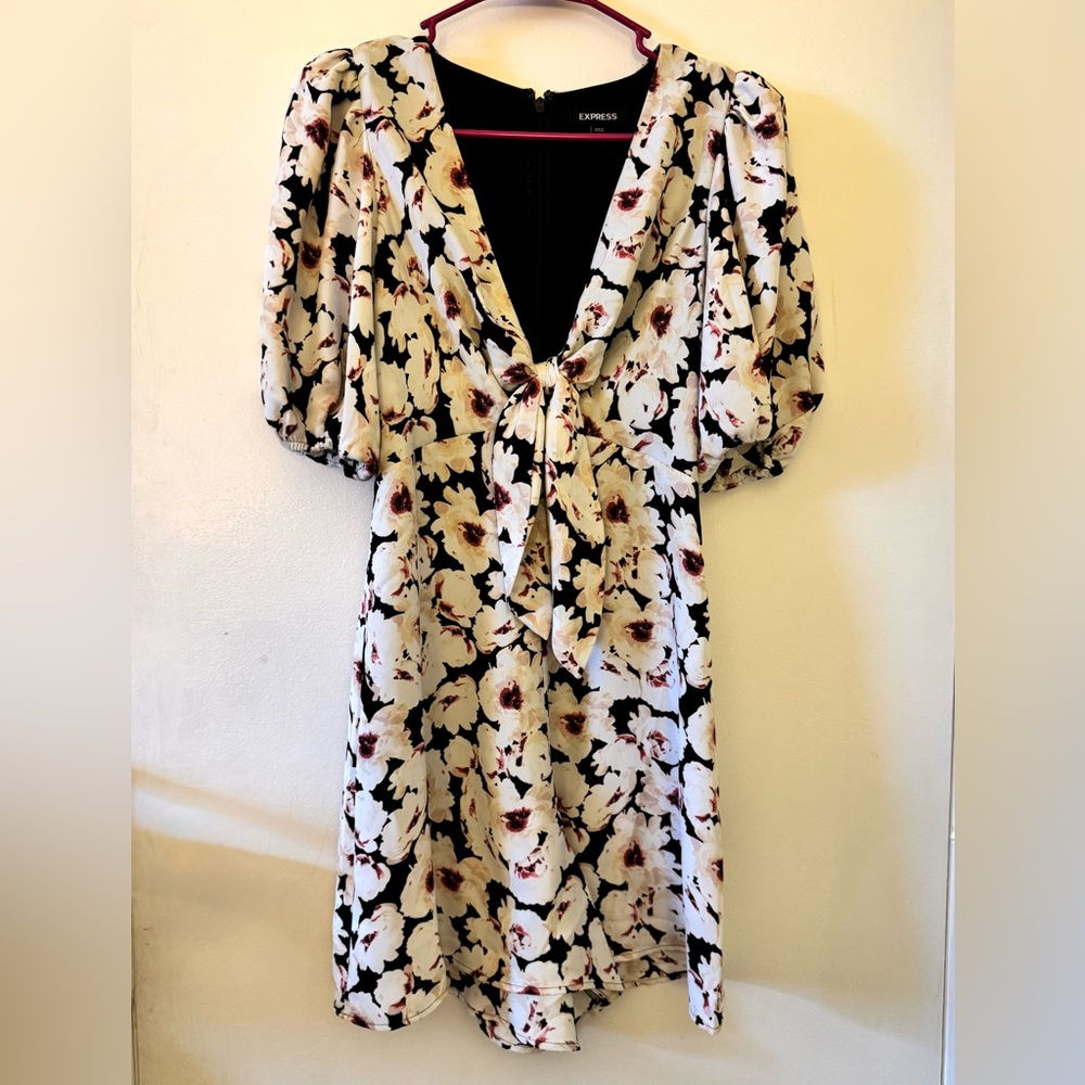 Express EUC White & Black Floral Garden Front Tie Romper w/ Puff Sleeve XS